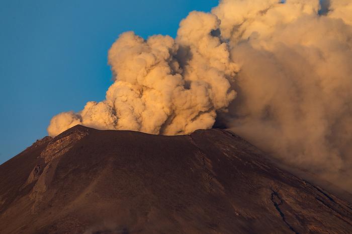 墨西哥波波卡特佩特火山持續(xù)噴發(fā)