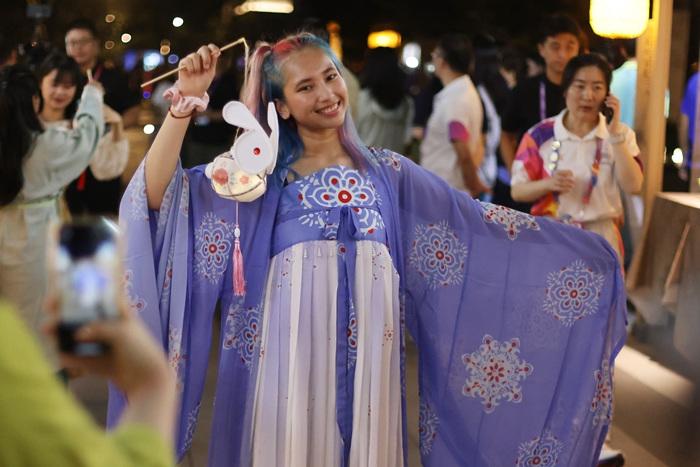 中外運(yùn)動(dòng)員亞運(yùn)村里歡樂過(guò)中秋