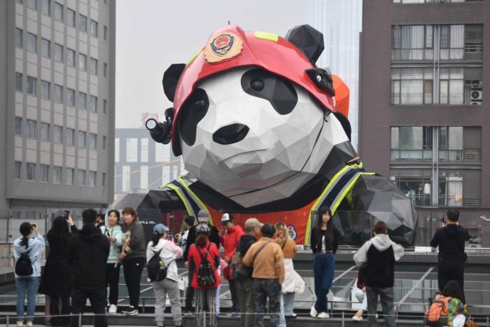 四川成都地標“大熊貓雕塑”換裝變身“消防員”