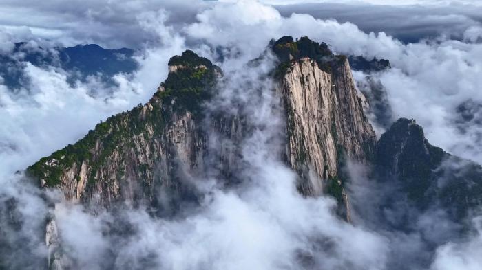 華山“風起云涌” 云海氣象萬千